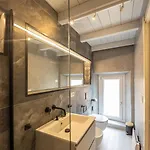 A Nest Among The Roof Of Center Apartamento